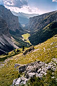 Trekking nel Parco Naturale Puez-Odle. La lunga discesa dal Rifugio Puez a Selva in Valgardena lungo la Vallelunga.